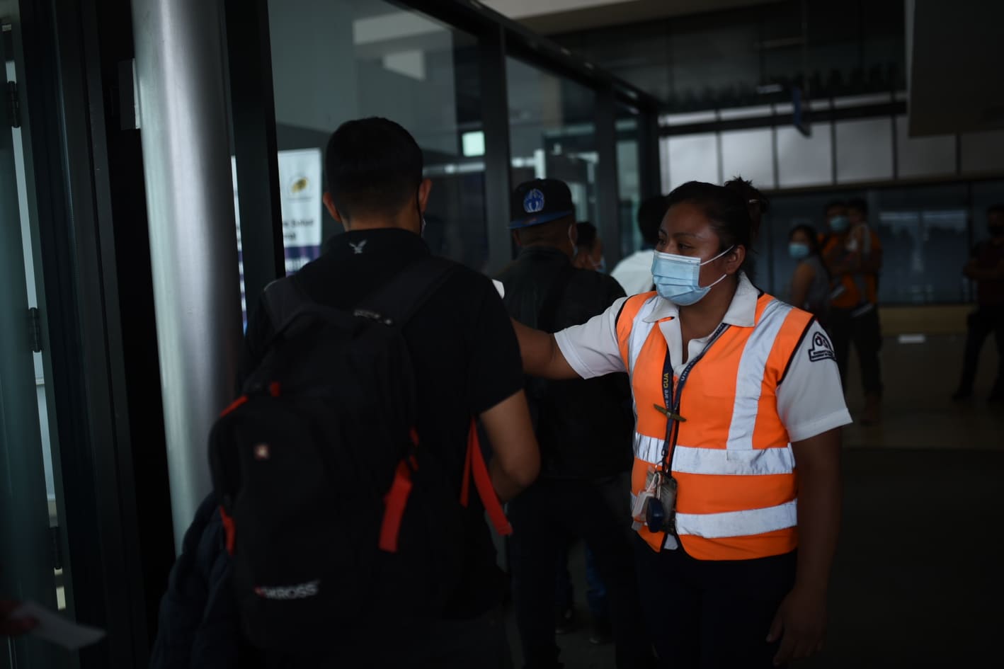 protocolo por Covid-19 en aeropuerto internacional La Aurora