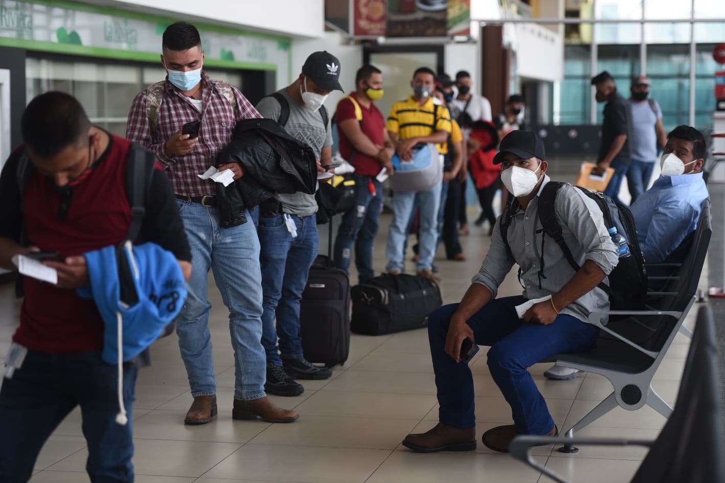 protocolo por Covid-19 en aeropuerto internacional La Aurora