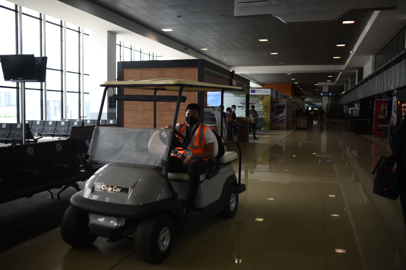 protocolo por Covid-19 en aeropuerto internacional La Aurora