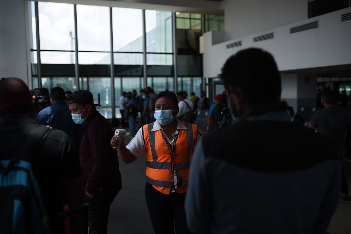 protocolo por Covid-19 en aeropuerto internacional La Aurora