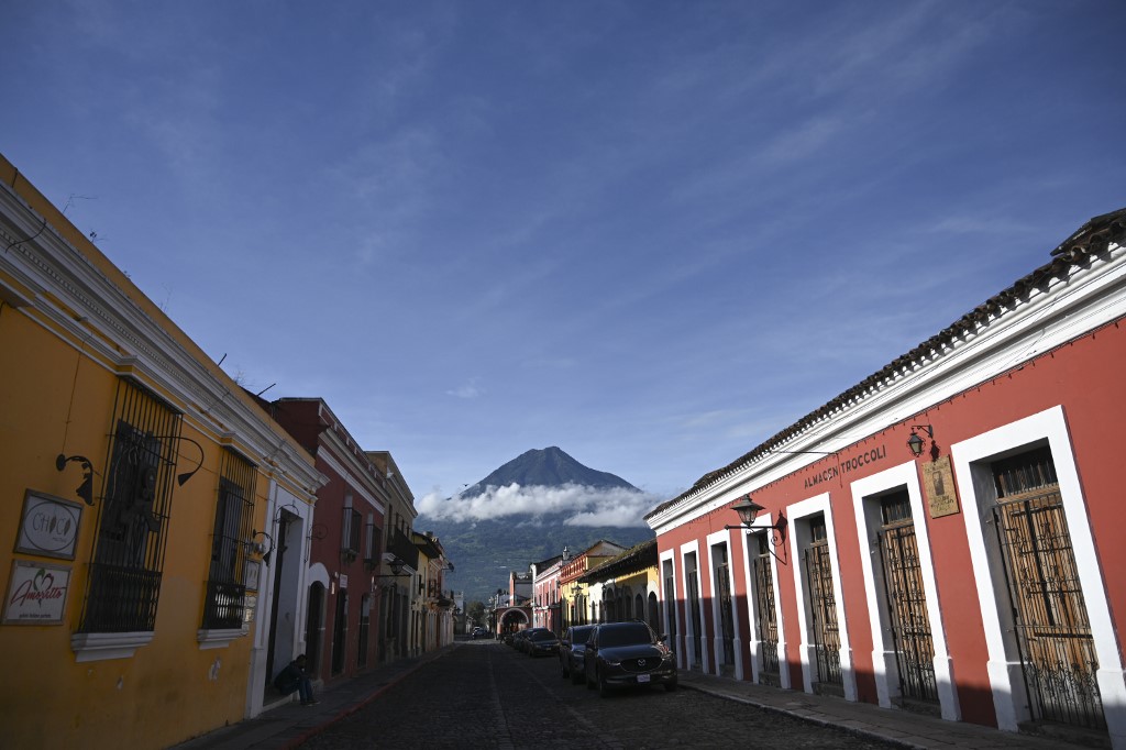 La Municipalidad de La Antigua Guatemala dio a conocer a la población en general que los días Jueves Santo y Viernes Santo, 1 y 2 de abril respectivamente, los bares y discotecas de este municipio estarán cerrados al público. La comuna antigüeña compartió esta información a través de sus redes sociales oficiales. Bares y discotecas cerrados No obstante, la comuna de la Ciudad Colonial indicó que los restaurantes operarán con normalidad, hasta las 21:00 horas, mientras que las tiendas de barrio deberán estar cerrada también a esa hora en ambos días. "Quedan prohibidas las fiestas y se velará porque el orden público no sea alterado durante esos días", se agregó. Finalmente, la municipalidad instó a los visitantes para que disfruten de la ciudad con responsabilidad y cuidándose en todo momento, usando mascarilla y respetando la paz de los vecinos. En color naranja En el comunicado la municipalidad indica que el municipio de Sacatepéquez se encuentra en color naranja en el semáforo de alertas Covid-19 del Ministerio de Salud Pública y Asistencia Social (MSPAS). Según dicha plataforma actualizada al 19 de marzo de 2021, se contabilizaban 65 casos positivos confirmados por coronavirus y la tasa de pruebas por cada 1 mil habitante es de 0.92. Actividades de Semana Santa Por otro lado, la comuna también compartió las actividades que se llevarán a cabo del Jueves Santo al Domingo de Resurrección en dicha ciudad. Programa: Jueves Santo 1 de abril Pasaje de lo nuestro (1a. avenida Sur de 9:00 a 21:00 horas) Jueves de artesanos (Parque Central, de 14:00 a 22:00 horas) Presentación de música sacra (Parque Central a las 18:00 horas) El arte de la fe (Parque Central). Inicio de elaboración de alfombras a las 22:00 horas para ser vistas el Viernes Santo. Sábado Santo Pasaje de lo nuestro (Calle del Arco y 4a. calle Poniente y Oriente, de 8:00 a 21:00 horas) Domingo de Resurrección Pasaje de lo nuestro (Calle del Arco y 4a. calle Poniente y Oriente, de 8:00 a 19:00 horas).