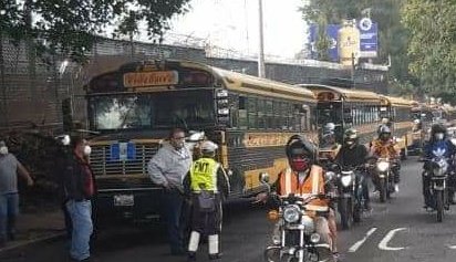 caravana de buses provenientes de Villa Nueva