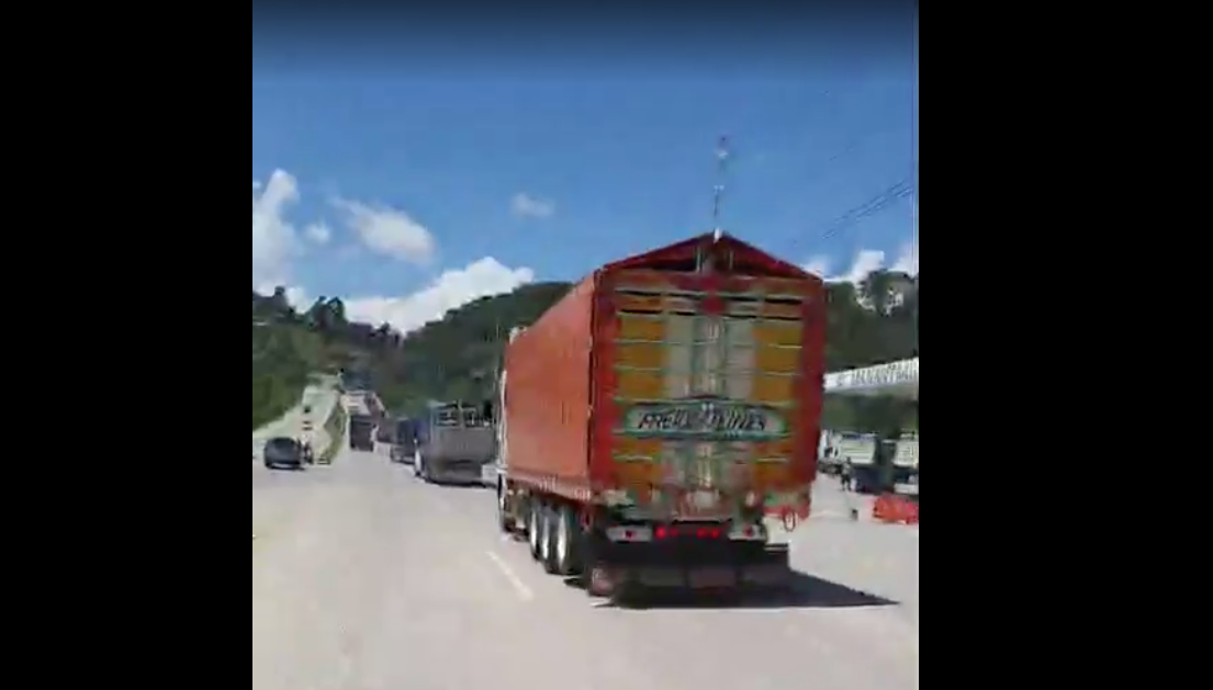 Caravana de transporte pesado recorre la ruta al Atlántico