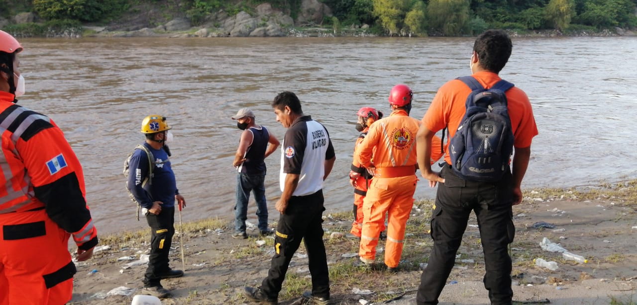 Buscan a persona arrastrada por río en Zacapa