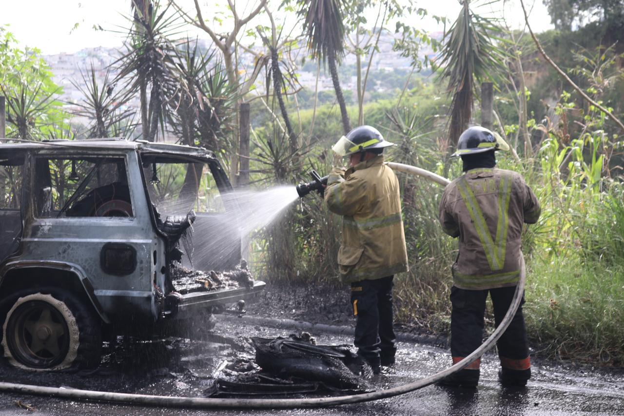 vehículo se incendia en Mixco y Palencia