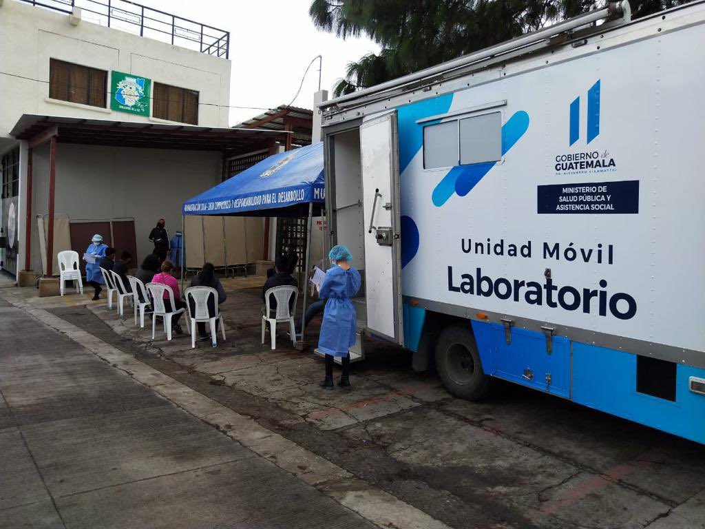 Laboratorio móvil detecta casos de COVID-19.