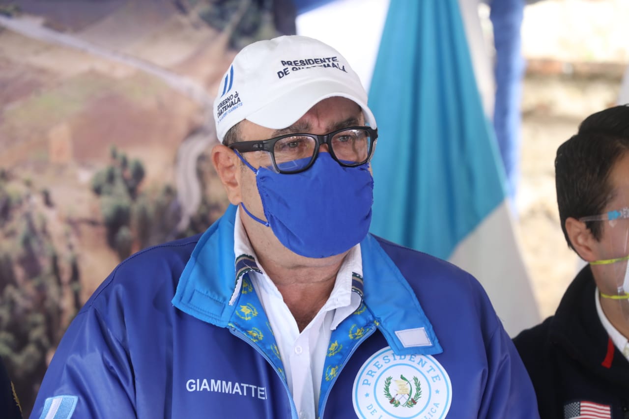 presidente Alejandro Giammattei inaugura proyectos carreteros en Quiché