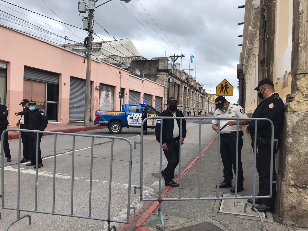 Agentes de la Policía Nacional Civil bloquean el acceso al Congreso de la República.