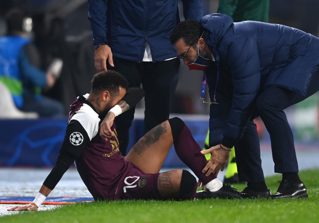 Neymar sale lesionado del partido entre Istanbul BB y Paris Saint-Germain