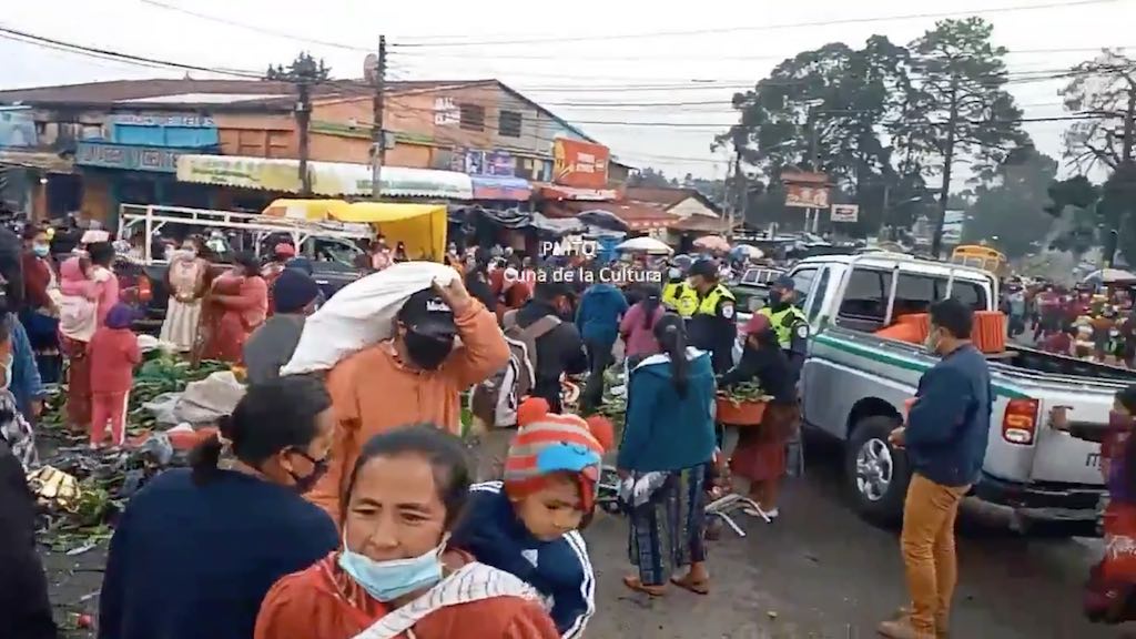 La Policía Municipal de Tránsito de Quetzaltenango desalojó a vendedores informales.