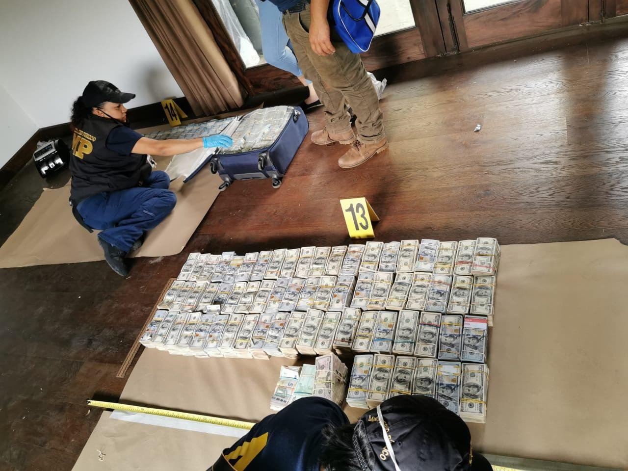 dinero decomisado en Antigua Guatemala