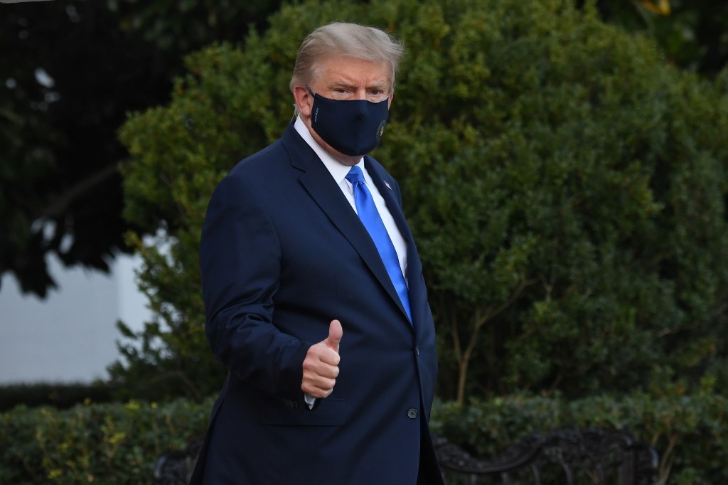 Donald Trump con mascarilla