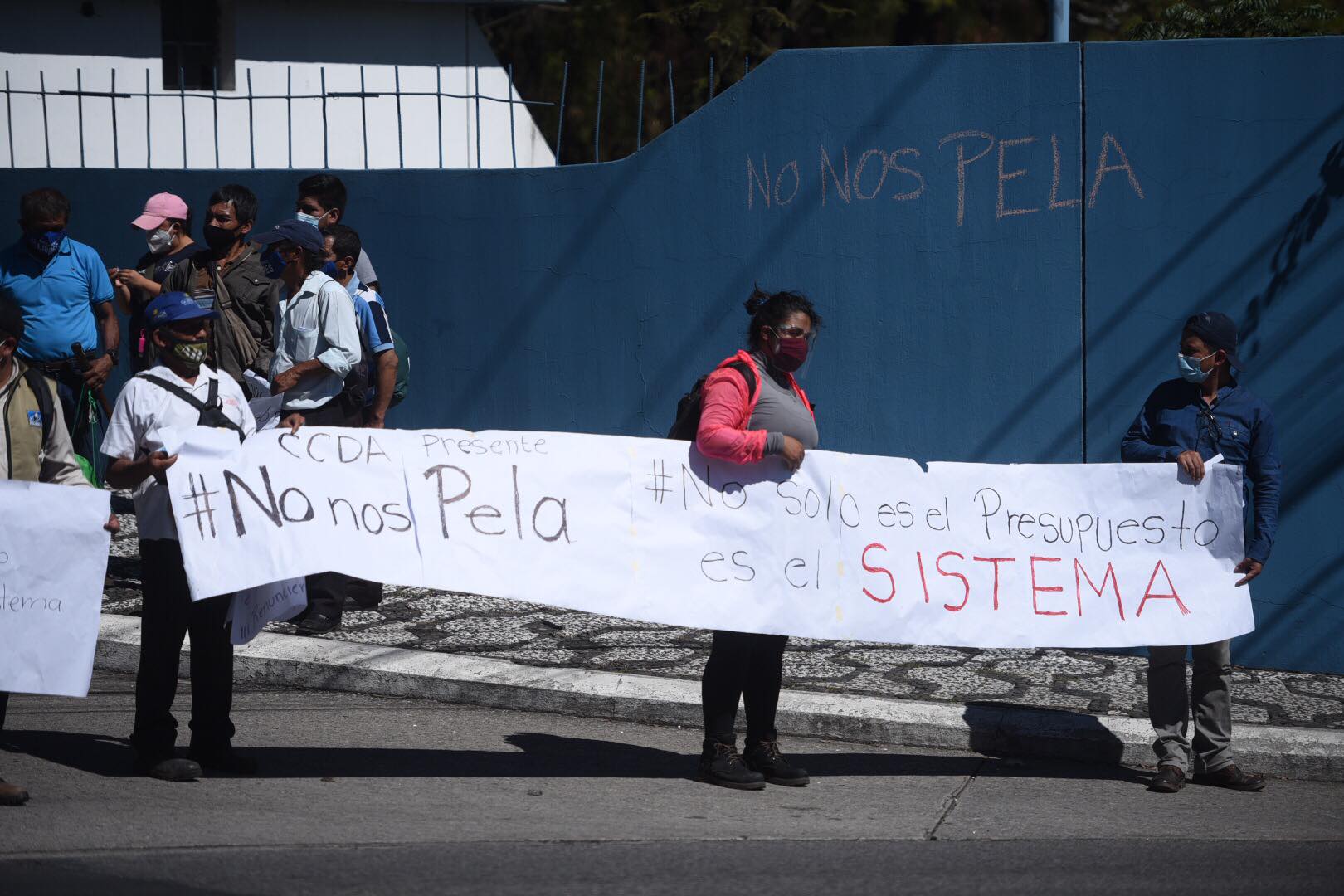 Guatemaltecos manifiestan en contra de los diputados, quienes sesionaron en el Teatro Nacional.