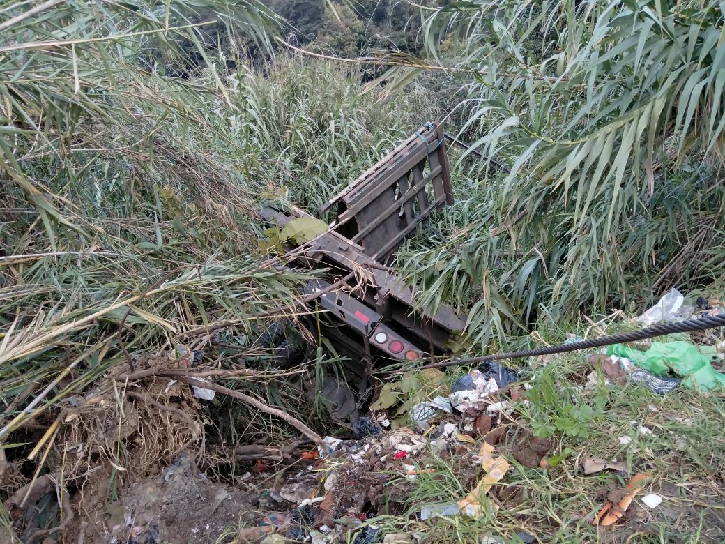 Camión del Ejército de Guatemala cae a barranco.