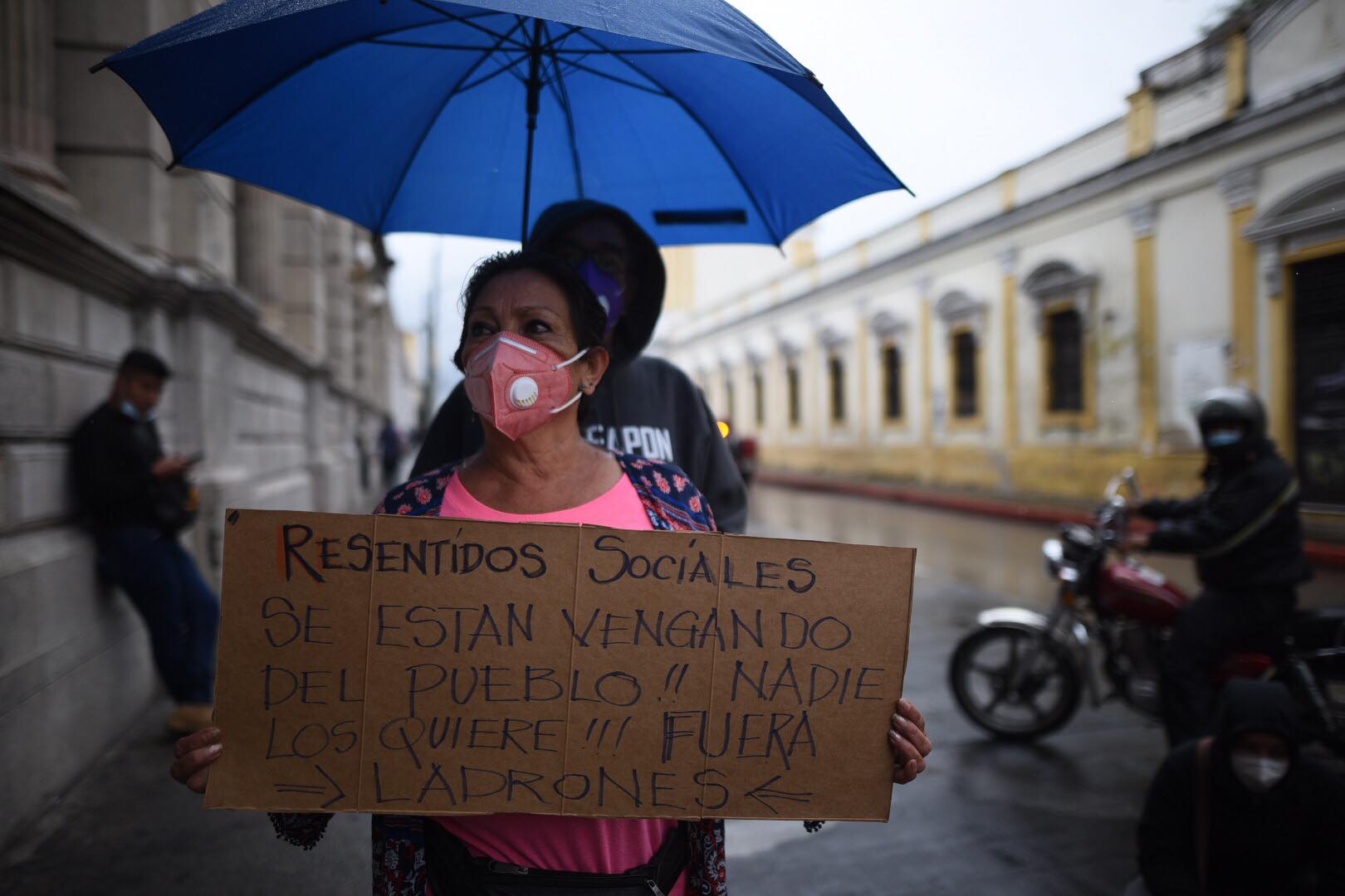 Guatemaltecos manifestaron frente al Congreso, debido a la aprobación del presupuesto para 2021.