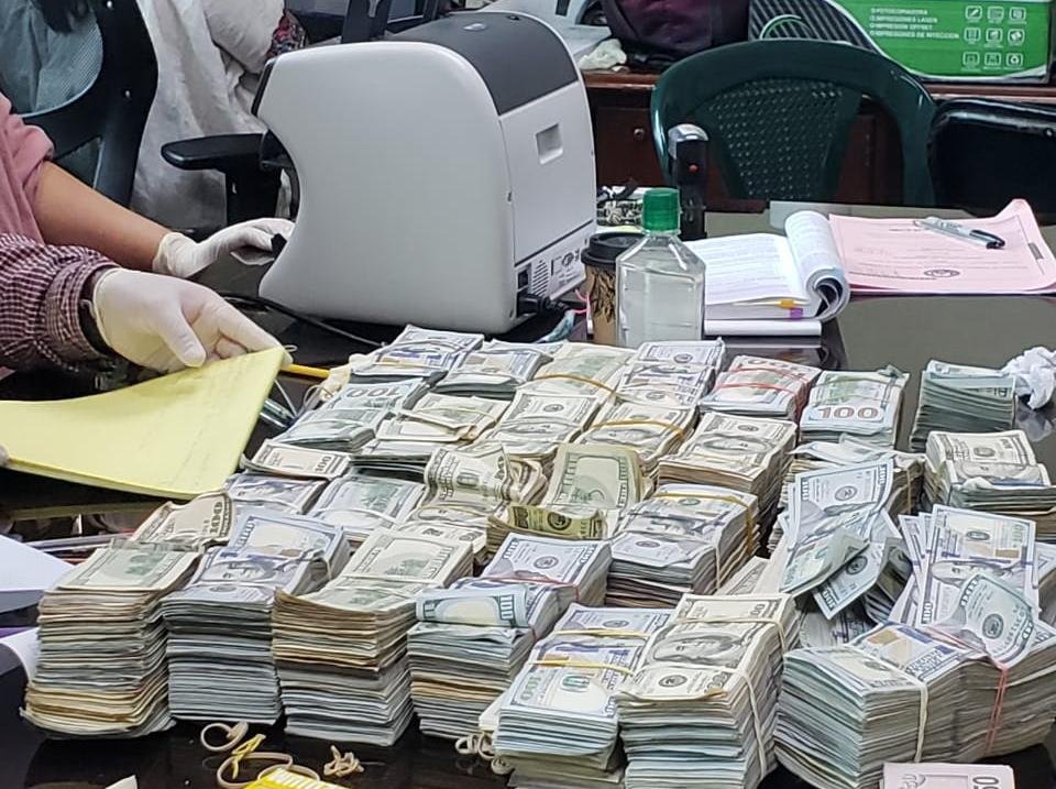 conteo de dinero localizado en Antigua Guatemala