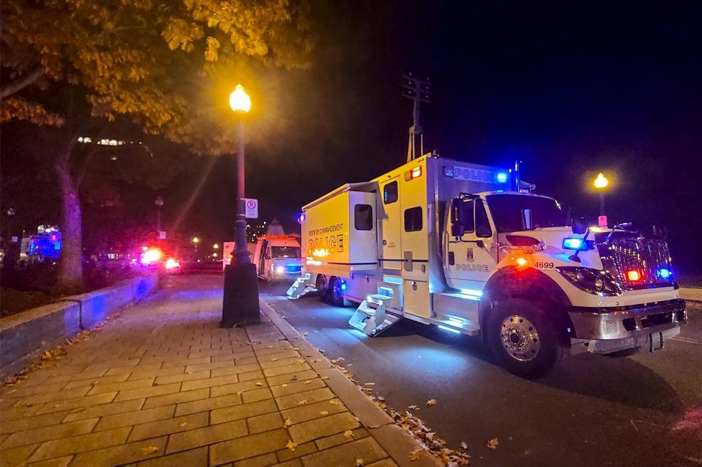 Hombre mata a dos personas con un sable en Quebec, Canadá