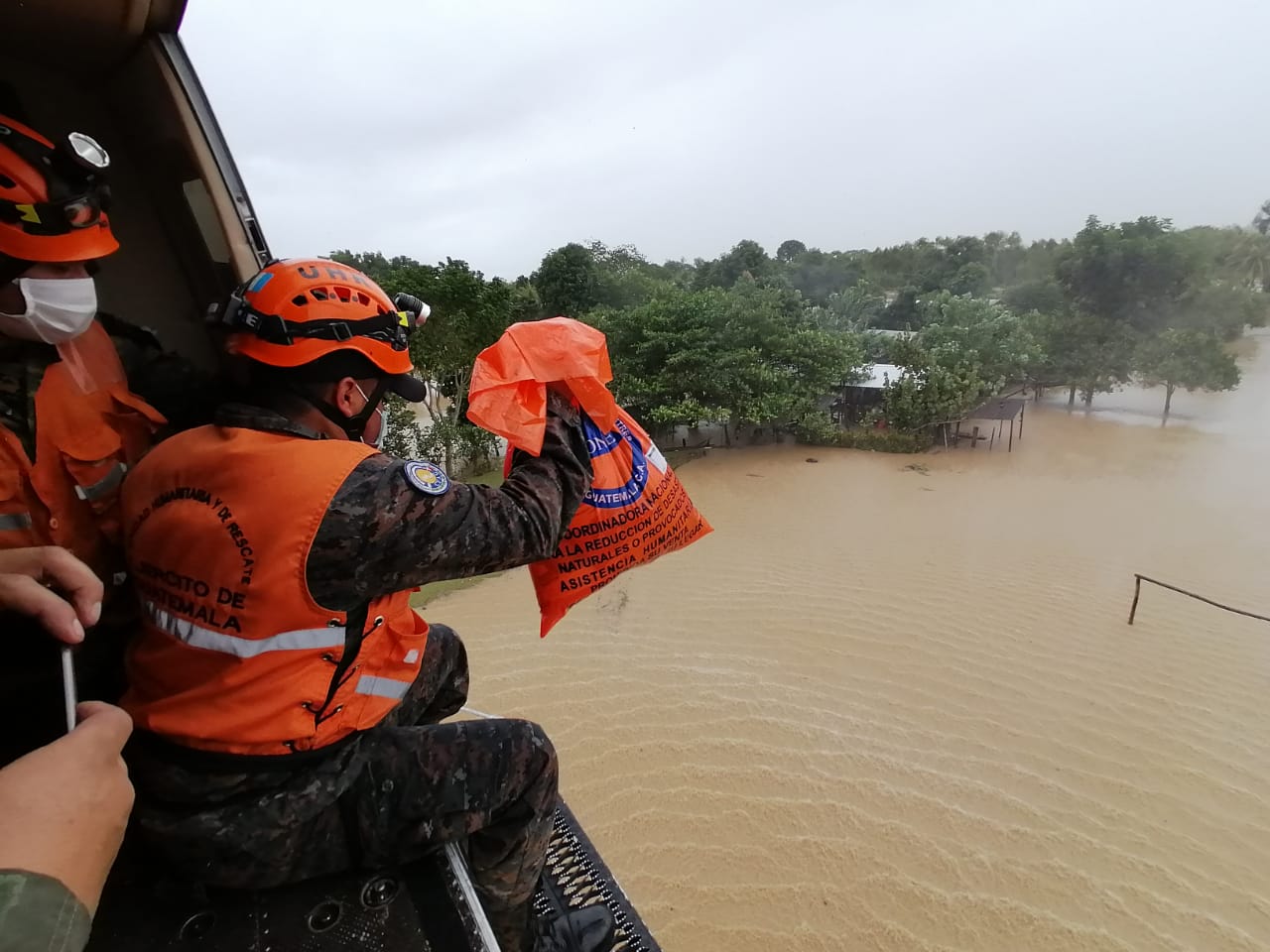 entrega de alimentos a afectados por tormenta Eta