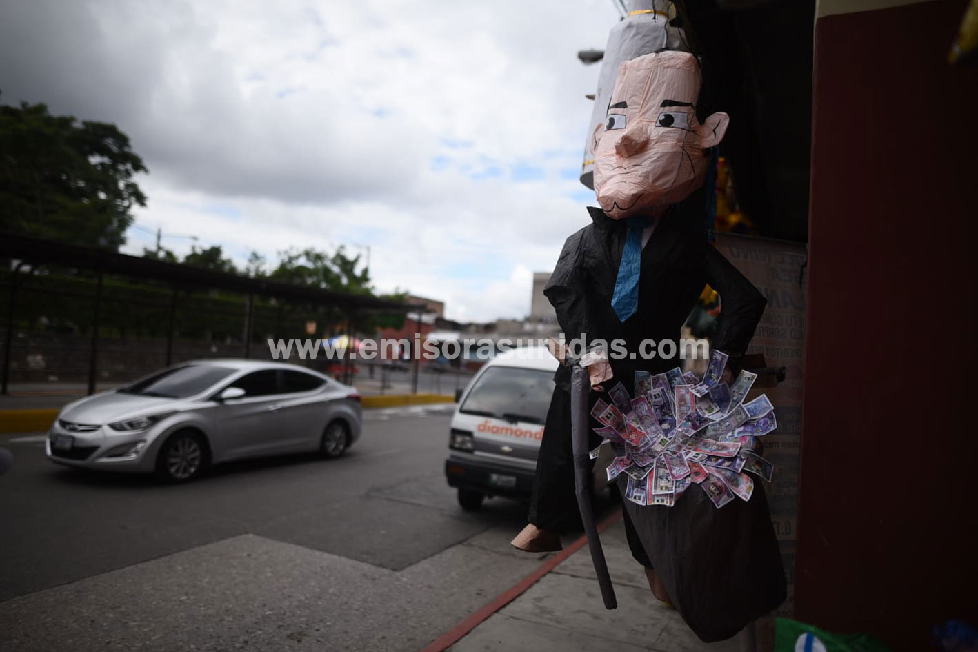 Piñatas con la figura de Alejandro Giammattei