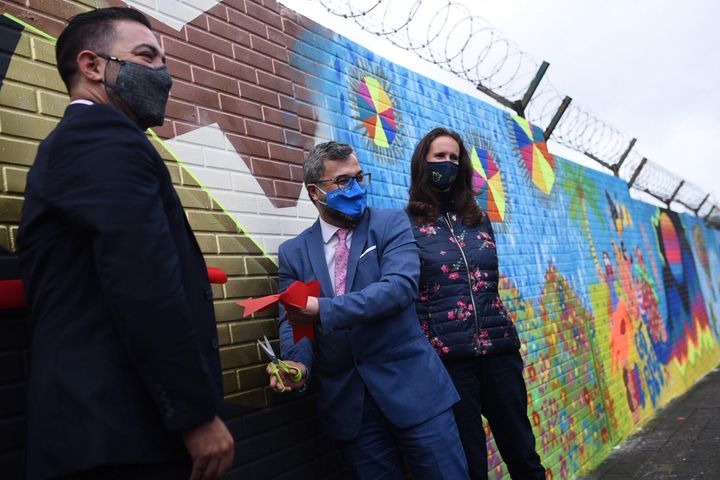 pintan mural en aeropuerto La Aurora por Día Mundial del Niño