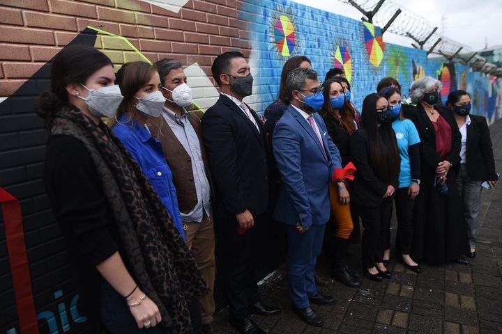 pintan mural en aeropuerto La Aurora por Día Mundial del Niño