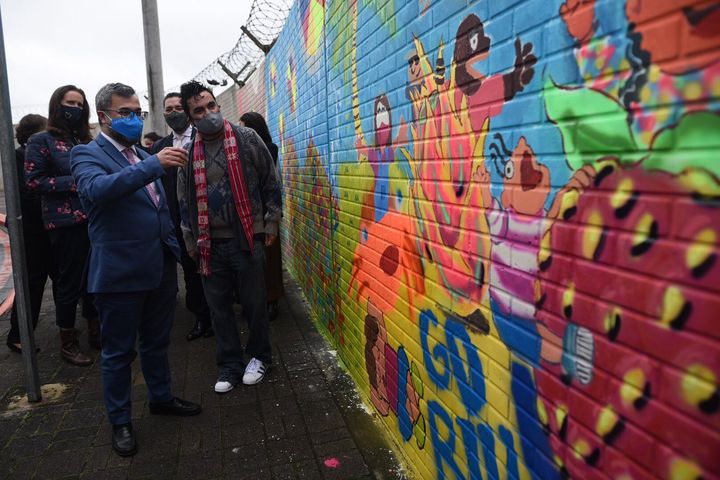 pintan mural en aeropuerto La Aurora por Día Mundial del Niño