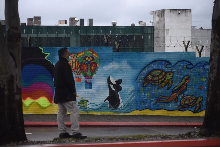 pintan mural en aeropuerto La Aurora por Día Mundial del Niño