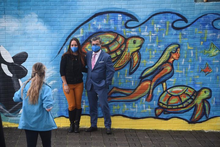 pintan mural en aeropuerto La Aurora por Día Mundial del Niño