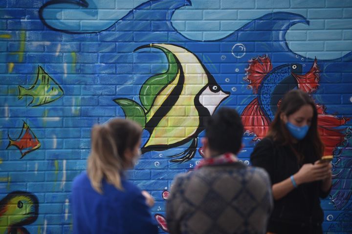 pintan mural en aeropuerto La Aurora por Día Mundial del Niño