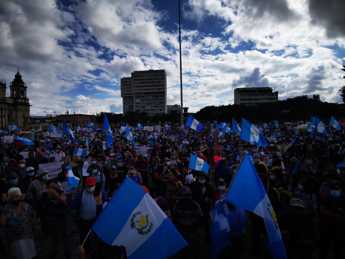 manifestación en la plaza de la Constitución, 28 de noviembre