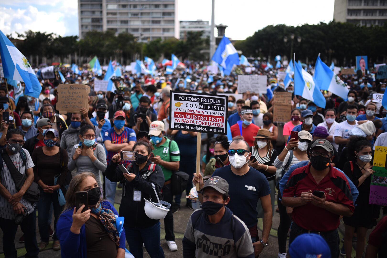 manifestación en la plaza de la Constitución, 28 de noviembre