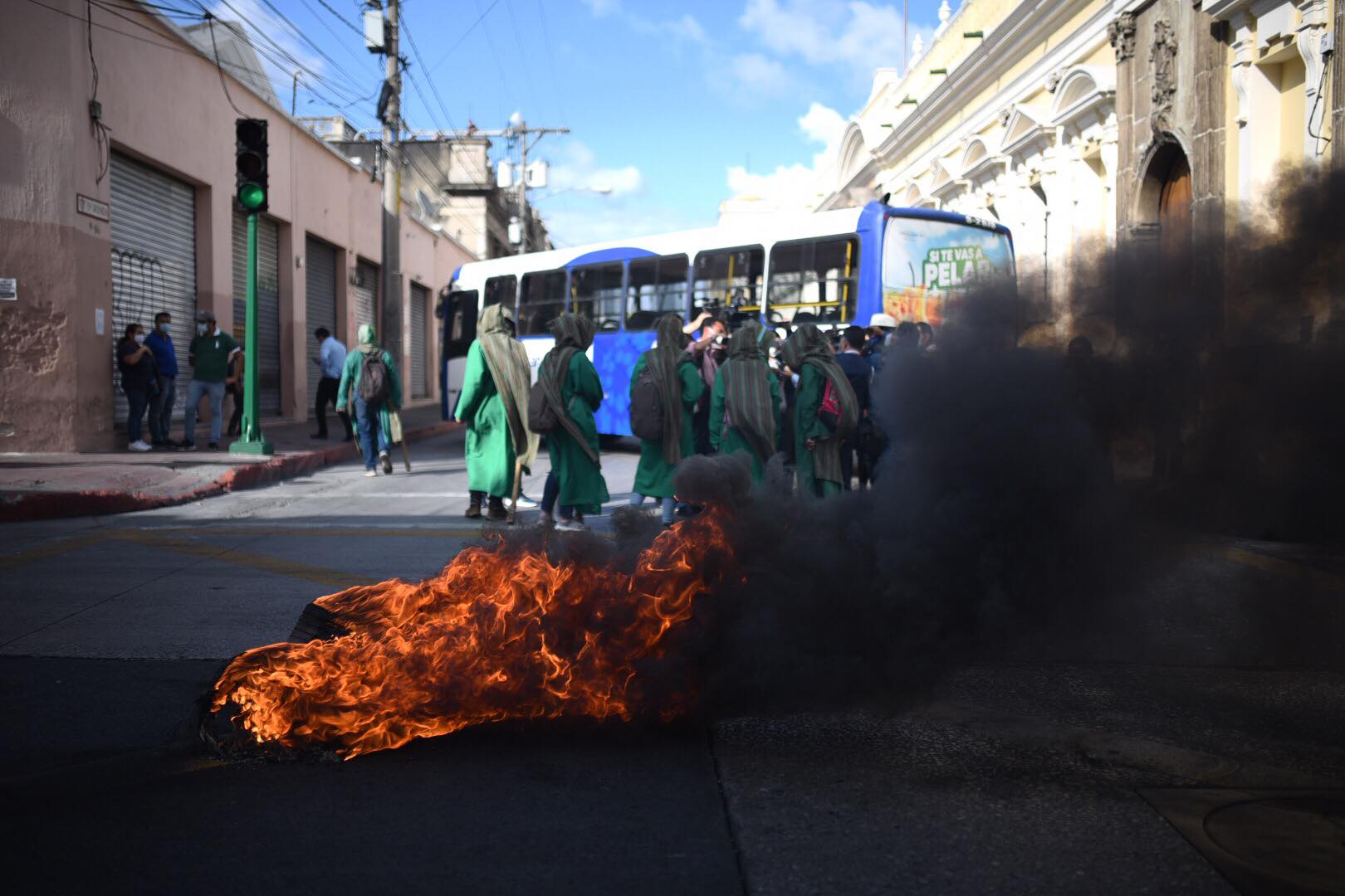 Manifestantes queman llantas frente al Congreso