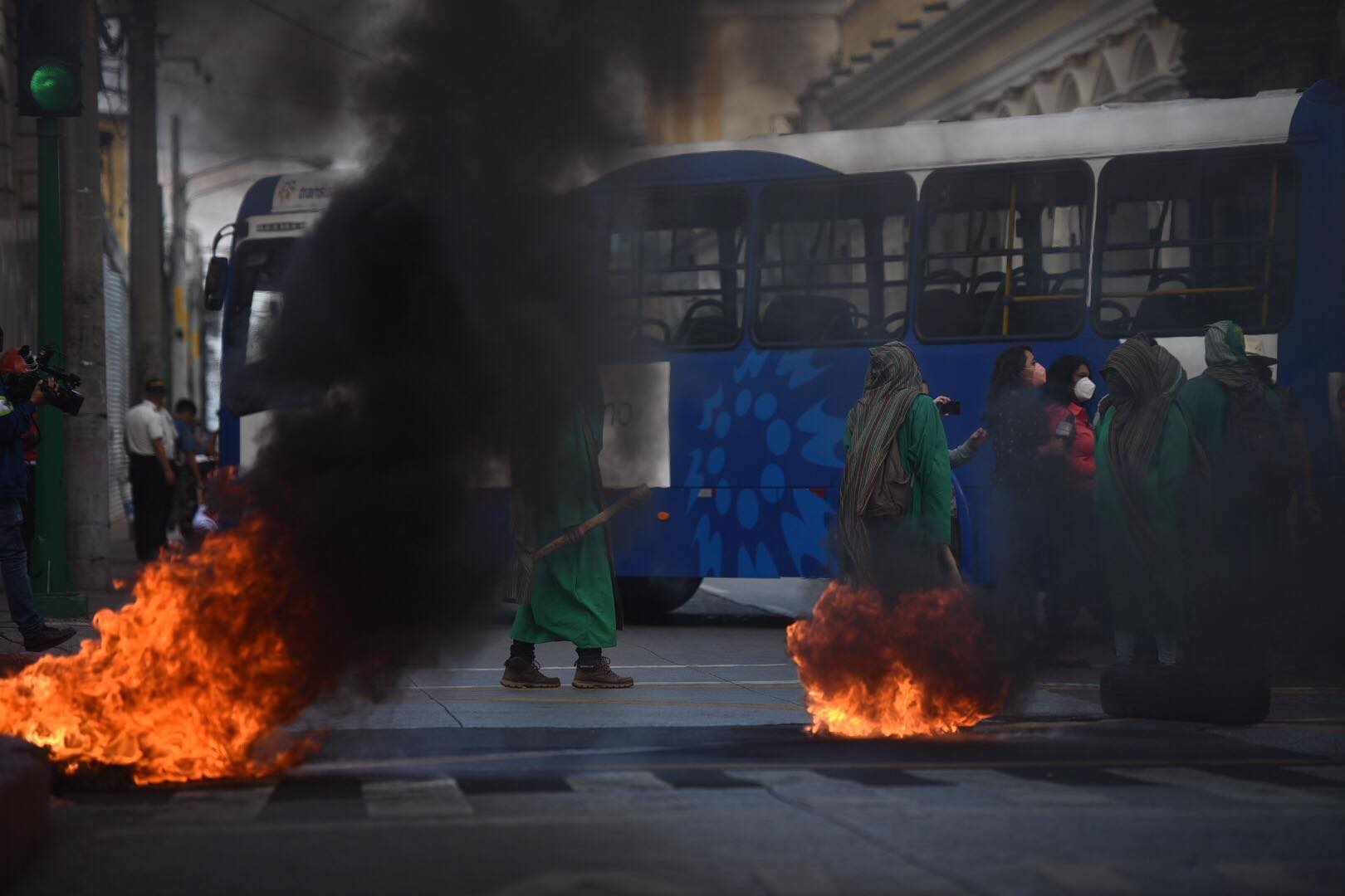 Manifestantes queman llantas frente al Congreso