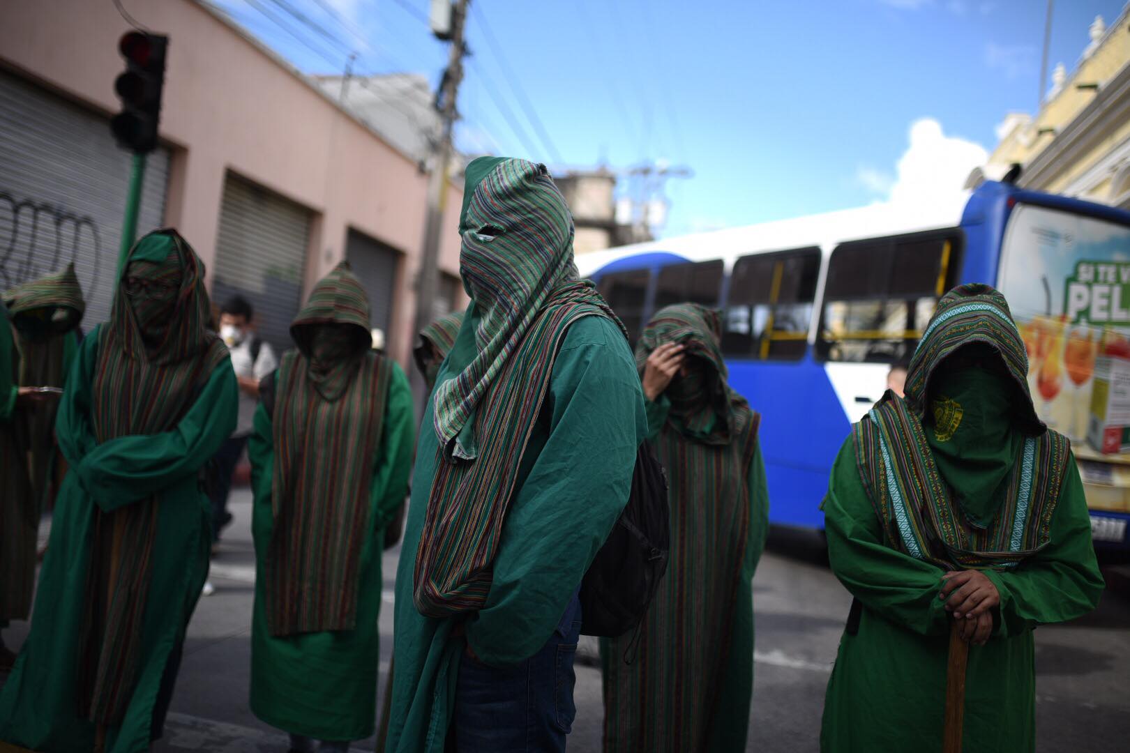 Manifestantes queman llantas frente al Congreso