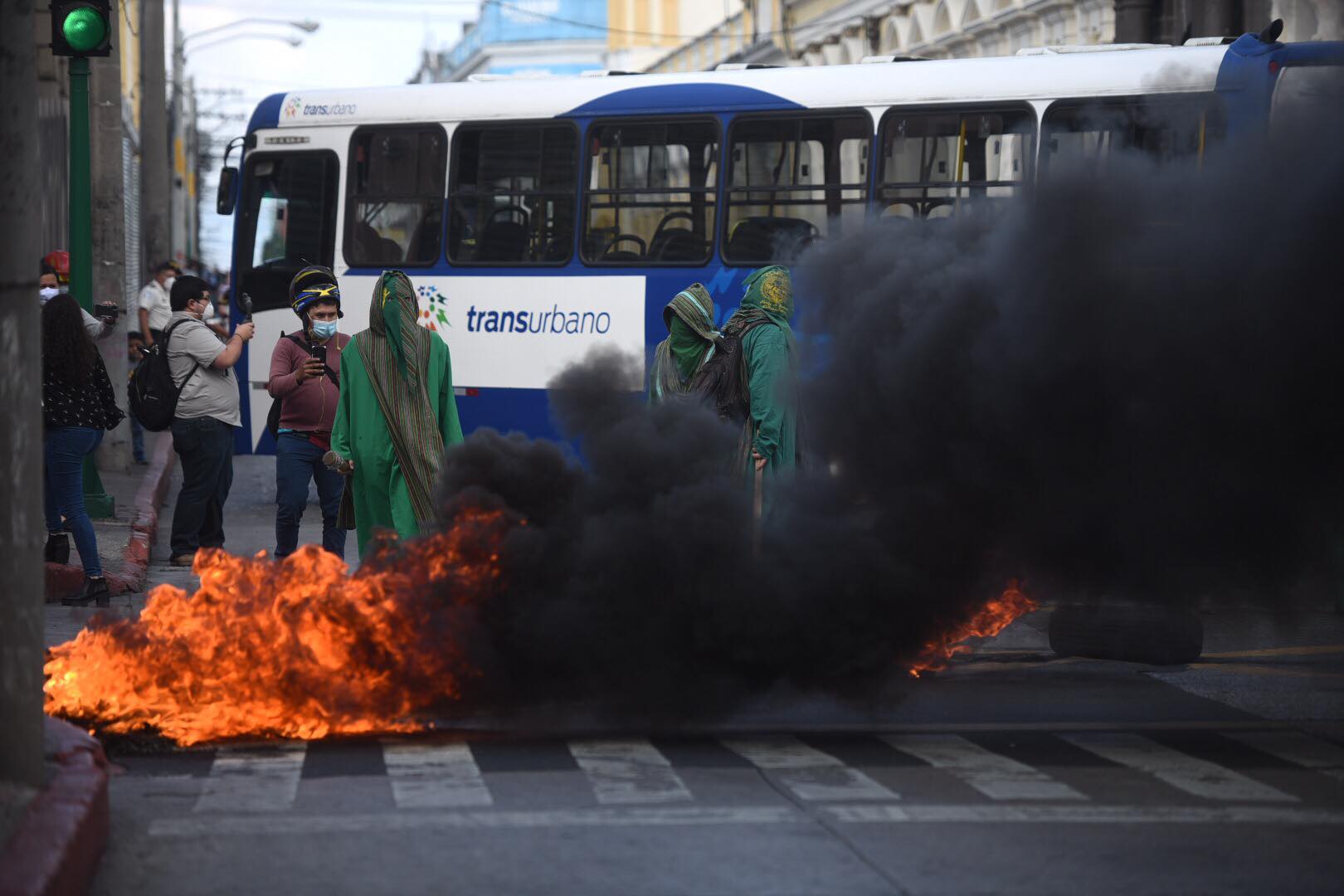 Manifestantes queman llantas frente al Congreso