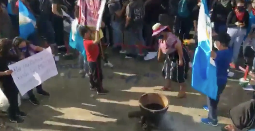 Manifestantes colocan olla con frijoles en plaza de la Constitución