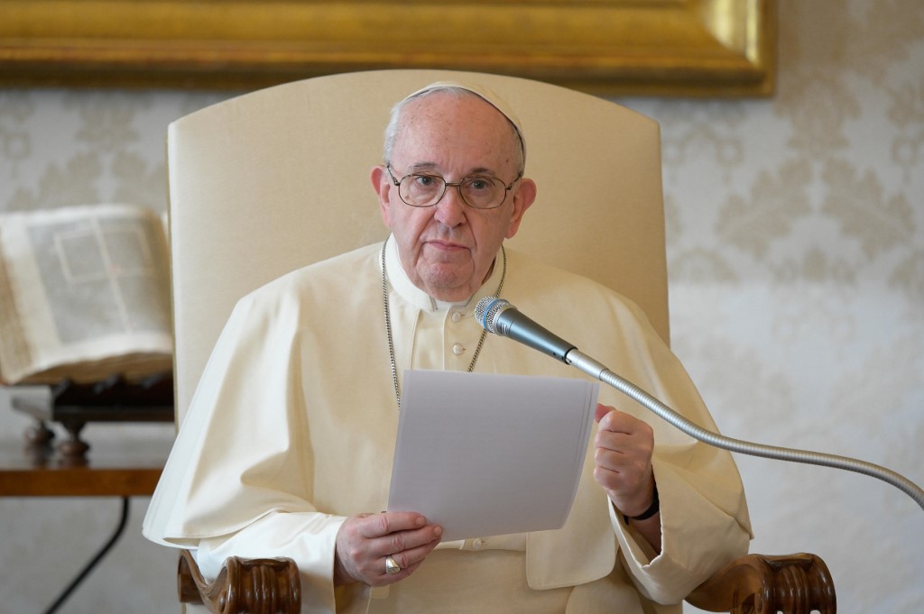 Papa Francisco en la biblioteca del Palacio Apostólico