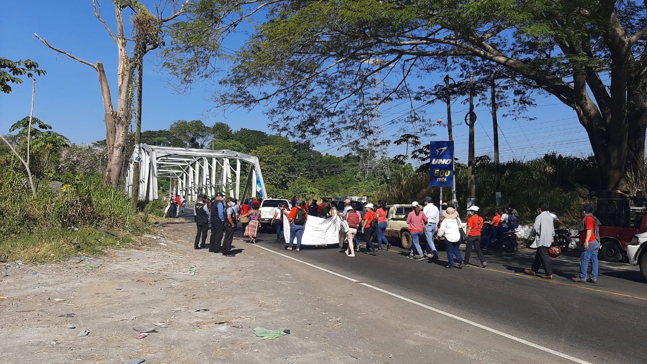 Salubristas bloquean carreteras por falta de pago de bono de fin de año.