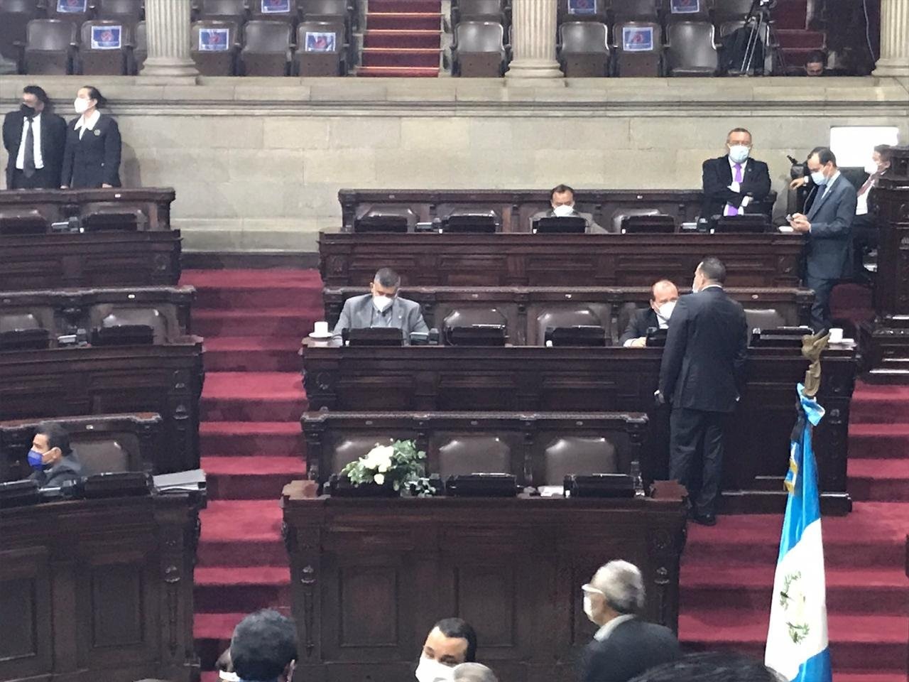 arreglo floral en curul de diputada Adela de Torrebiarte