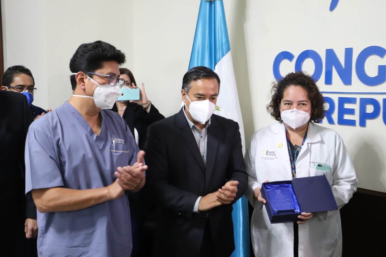 comisión de Derechos Humanos otorga reconocimiento a personal que atiende Covid-19