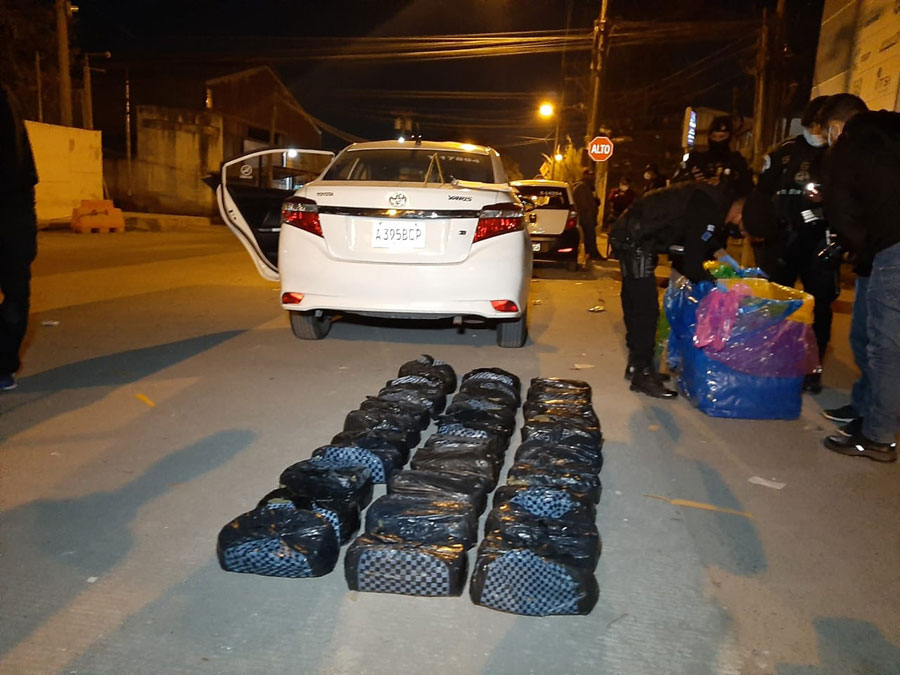 Capturados llevaban bolsas de marihuana