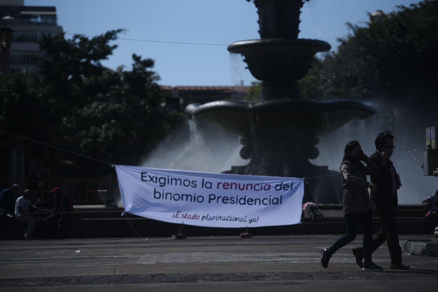 manta en plaza de la Constitución para exigir renuncia de Alejandro Giammattei