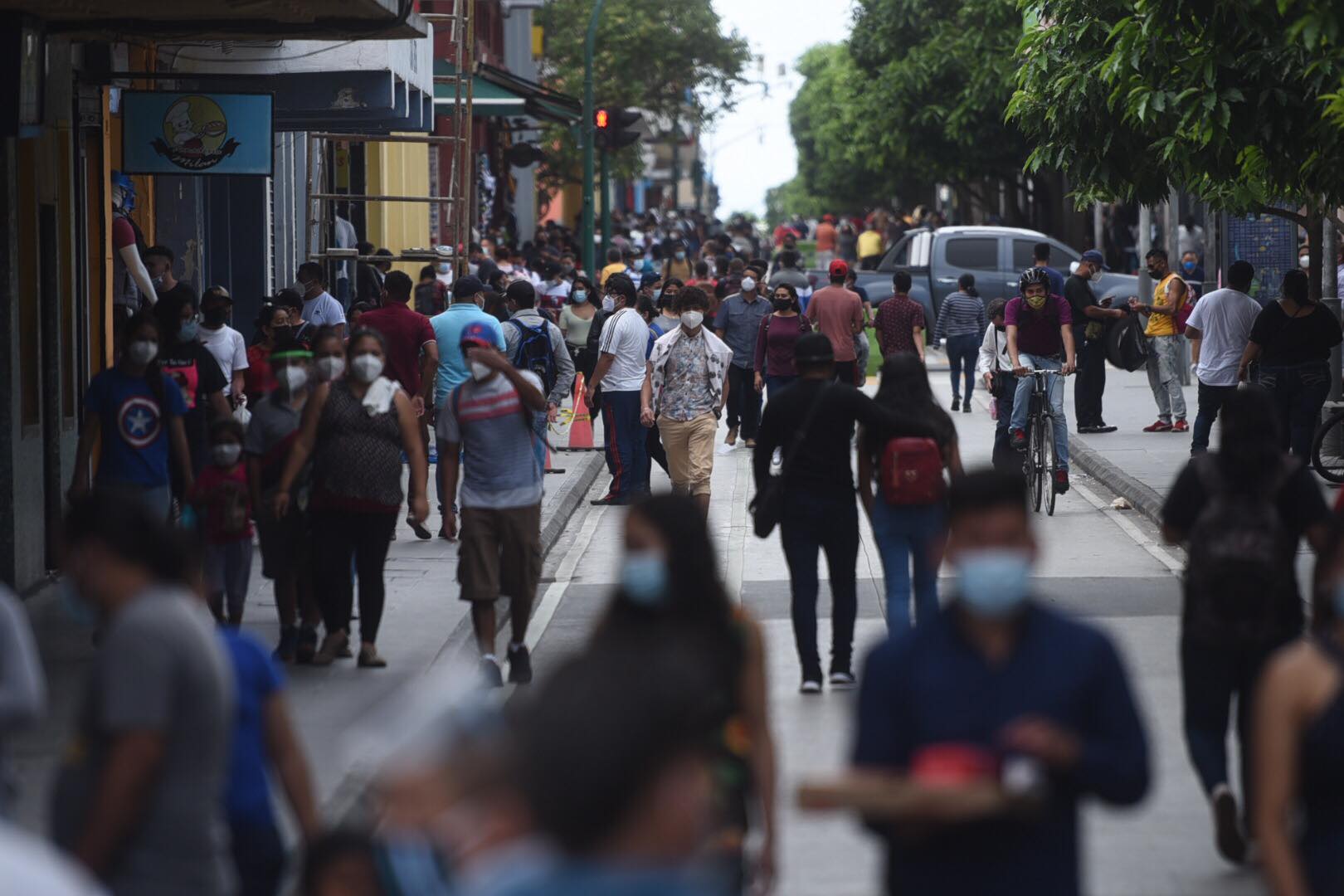 Personas en el Paseo de la Sexta