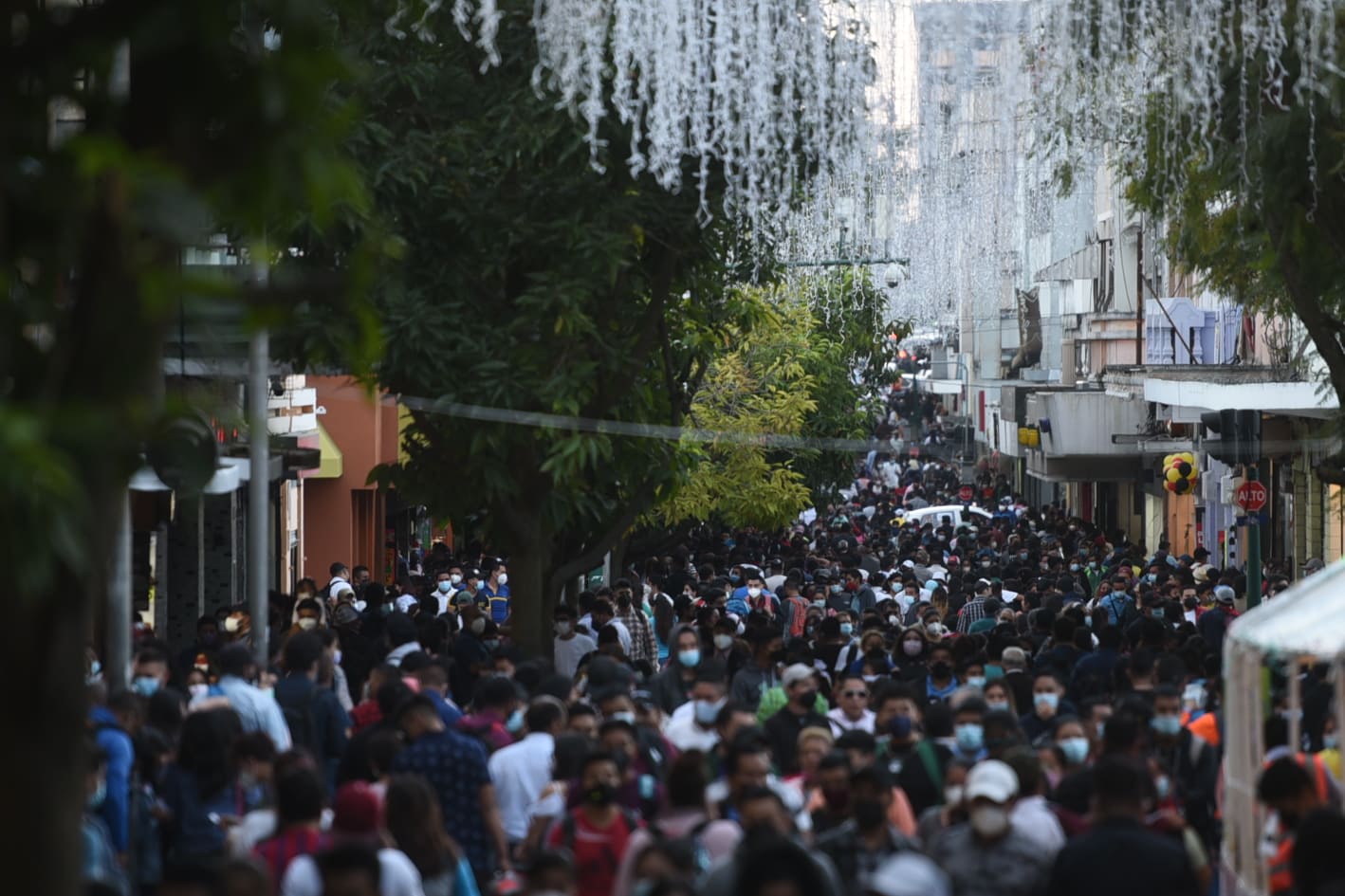 Edwin Asturias, jefe de la Coprecovid, pide control para disminuir avance de segunda ola de contagio de COVID-19. Personas en el Paseo de la Sexta.