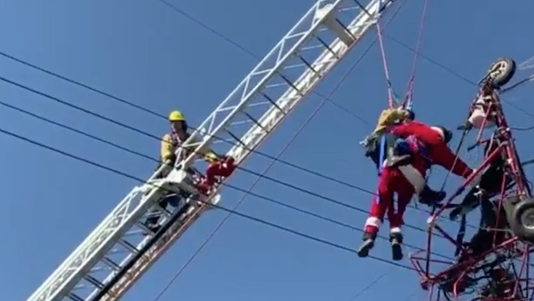 VIDEO. Santa Claus se enreda en cables de luz en California