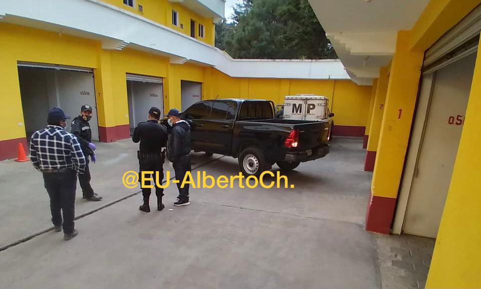 Autoridades localizan los cadáveres de una pareja en un autohotel.