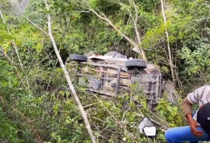 ambulancia de bomberos Voluntarios cae a barranco en Quiché