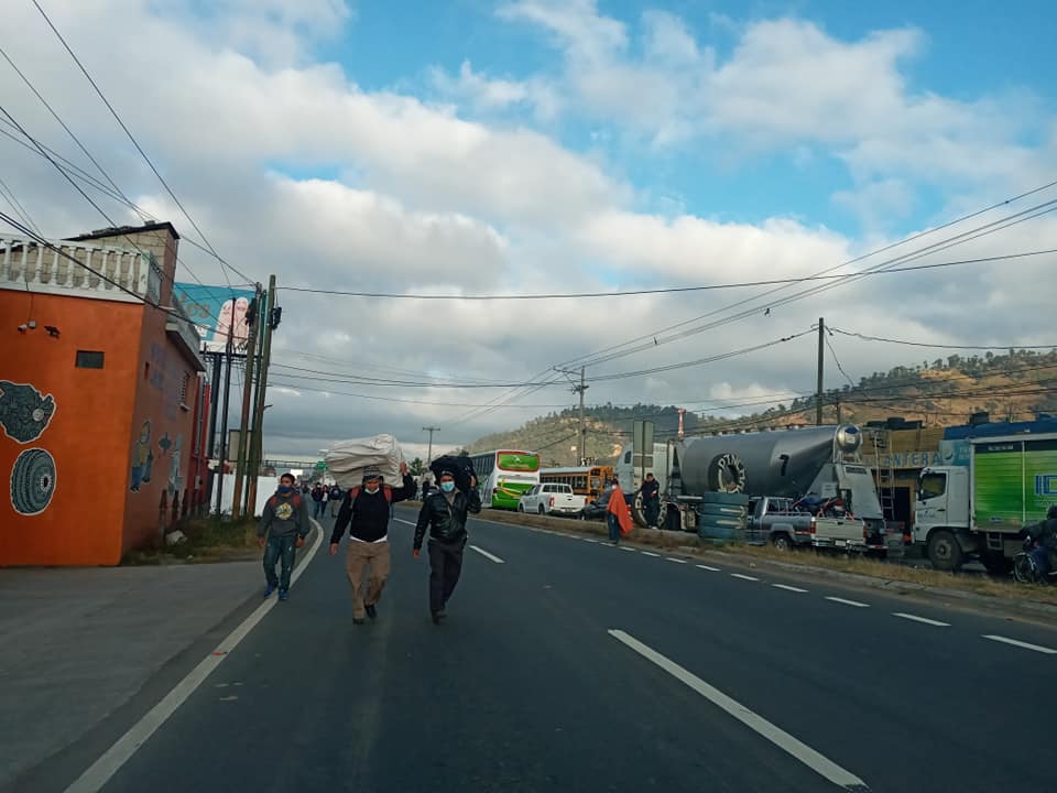 Importadores de vehículos bloquean ruta Interamericana