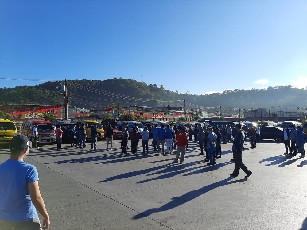 Pilotos de microbuses realizan caravana desde zona 18