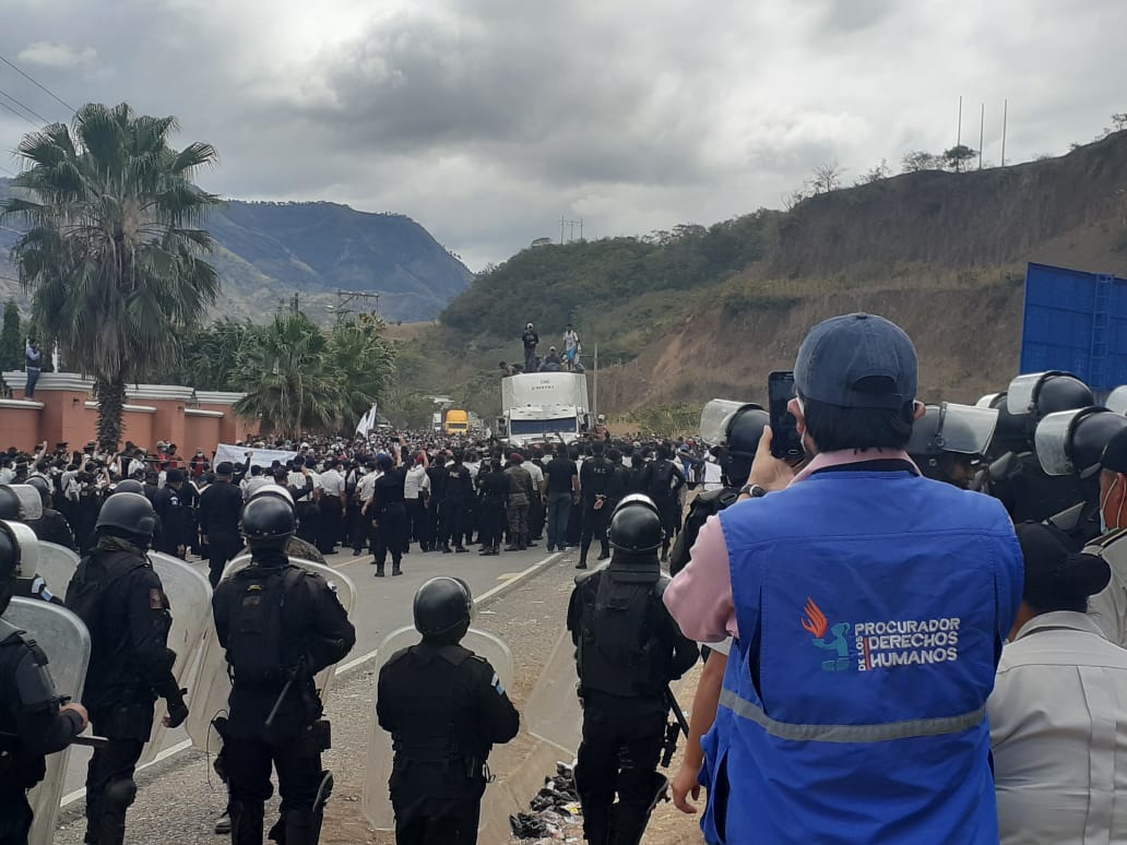 Migrantes hondureños son desalojados de Chiquimula